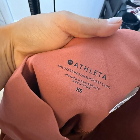 Athleta Salutation Stash Pocket Capri Tights - Picture 5 of 5